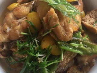 15、红烧鲻鱼,最后放入鸡精，撒上葱花即可