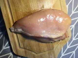 1、炸鸡排,准备一块性感的鸡胸肉洗净备用