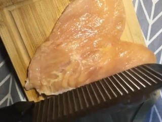2、炸鸡排,从中间给他片开用刀背给他松松筋骨