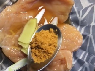 3、炸鸡排,放入碗中加葱姜，料酒，奥尔良鸡翅料