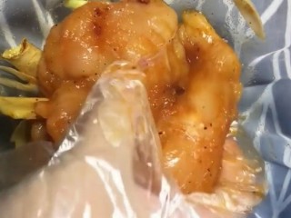 4、炸鸡排,抓均匀腌制十分钟