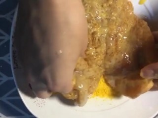 7、炸鸡排,最后放入裹上面包糠