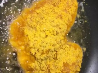 8、炸鸡排,油温五成热下锅炸，小火炸至两面金黄熟透