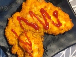 9、炸鸡排,捞出骑上番茄酱就可以吃了