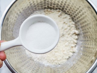 3、焦香酥脆的椰酥饼,依次加入糖粉