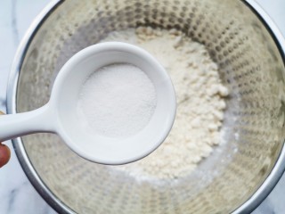 4、焦香酥脆的椰酥饼,盐和奶粉