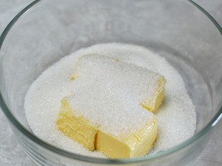 2、香蕉磅蛋糕,黄油提前软化,加入细砂糖