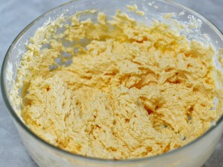 5、香蕉磅蛋糕,每次加入蛋液后都要搅打均匀再加入下一次的蛋液