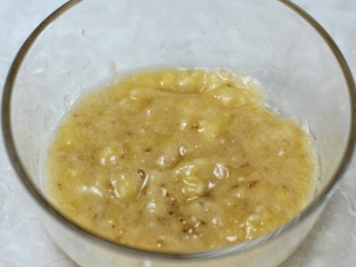 6、香蕉磅蛋糕,香蕉用勺子碾成香蕉泥