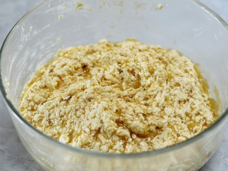 7、香蕉磅蛋糕,放入黄油中拌匀