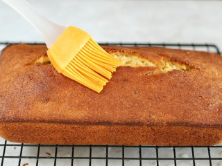 14、香蕉磅蛋糕,烤好的蛋糕取出立刻脱模,趁热刷上朗姆糖浆即可