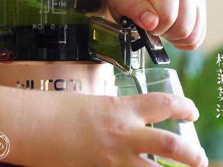 8、五彩小汤圆12m+宝宝辅食,接着，胡萝卜、火龙果和菠菜榨成汁~