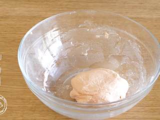 11、五彩小汤圆12m+宝宝辅食,取三分之的糯米粉倒入胡萝卜汁，和成面团，其他的两种也同样的方法操作好~