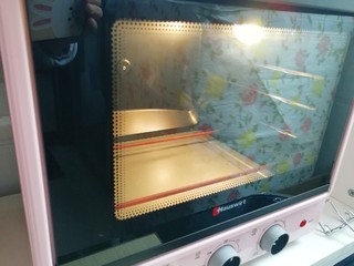 5、手抓饼披萨,烤箱上下管200度预热。