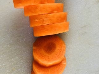 2、紫菜西兰花树(凉拌菜),胡萝卜去皮后切成一厘米左右的圈圈