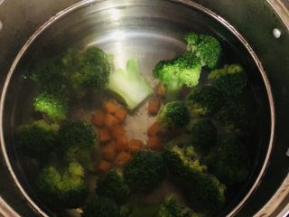 6、紫菜西兰花树(凉拌菜),锅内放适量水,水开后放入西兰花和胡萝卜。