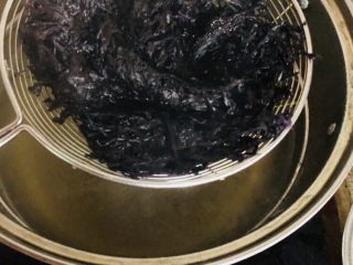 9、紫菜西兰花树(凉拌菜),用漏勺装着紫菜烫一下捞出备用