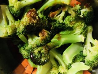 10、紫菜西兰花树(凉拌菜),西兰花和胡萝卜加入适量的蚝油、酱油、香油拌匀,不加盐是因为酱油蚝油盐量已足够。