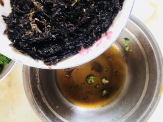 12、紫菜西兰花树(凉拌菜),紫菜放进去拌匀后,轻轻倒掉水分备用。