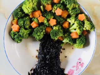 13、紫菜西兰花树(凉拌菜),可以根据需要调整一下各个地方的形状。如果有长方形的盘子会更好看一点。也可以做出分叉的树枝。