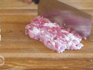 3、12m+肉末烧豆腐（宝宝辅食）,首先，五花肉剁碎，想省事一点话买的时候可以在市场打成肉糜，量比较小，所以就直接剁一剁~