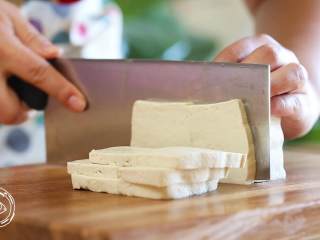 4、12m+肉末烧豆腐（宝宝辅食）,接着，豆腐切片~