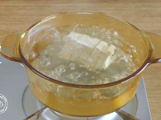 5、12m+肉末烧豆腐（宝宝辅食）,水烧开之后，豆腐焯水，这步很重要，去豆腥～