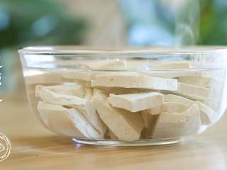 7、12m+肉末烧豆腐（宝宝辅食）,捞出之后过一下凉水，泡着，炖的时候再把水滤掉~