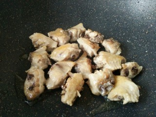 5、板栗烧鸡翅,热锅凉油放入鸡翅煎至焦黄