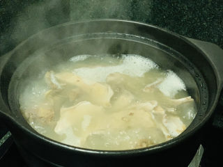 1、胡椒猪肚鸡,鲜美哒胡椒猪肚鸡,具体做法如下: