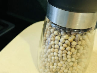 5、胡椒猪肚鸡,胡椒粒,待用,超市都可以买到的;