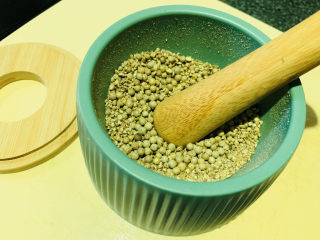 7、胡椒猪肚鸡,捣碎;