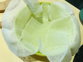 8、胡椒猪肚鸡,取一块干净的纱布;