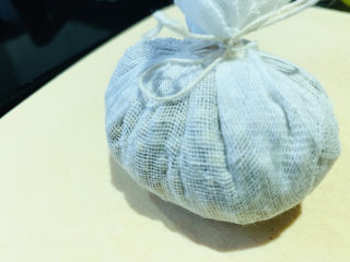 9、胡椒猪肚鸡,把捣碎的胡椒,用纱布包好,棉线扎紧;