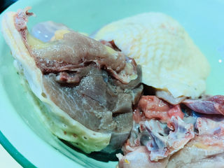 10、胡椒猪肚鸡,鸡肉沥干水;