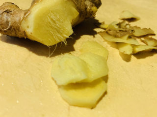 12、胡椒猪肚鸡,姜洗净去皮;