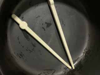 13、胡椒猪肚鸡,砂锅底要垫筷子,避免猪肚粘锅糊底,这步非常重要,如果糊底,整锅都浪费了;