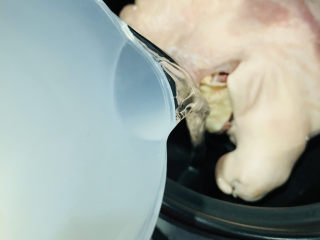 15、胡椒猪肚鸡,加入清水;