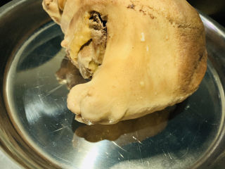 20、胡椒猪肚鸡,把猪肚捞出放盘里;