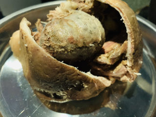 21、胡椒猪肚鸡,用剪刀剪开猪肚,取出胡椒丢了;