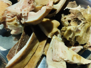 22、胡椒猪肚鸡,把猪肚剪碎;