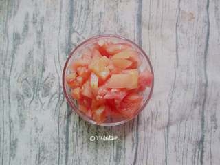 1、番茄鸡蛋汤,西红柿洗净,用刀切成小块