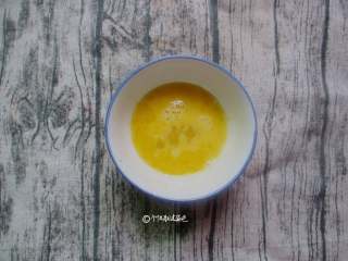 5、番茄鸡蛋汤,鸡蛋打散备用