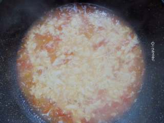 6、番茄鸡蛋汤,开锅后围着锅边撒入鸡蛋,打散的鸡蛋转圈倒入,起花就关火(这样鸡蛋不会老)