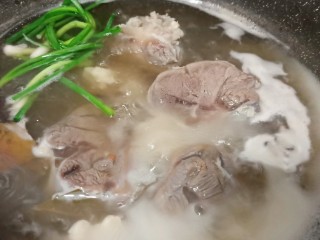 2、酸爽开胃《酸菜肉丝面》,牛腱子冷水下锅煮、水开撇去沫子、加香料一起中小火慢慢炖。