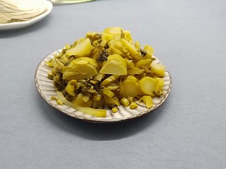 4、酸爽开胃《酸菜肉丝面》,酸菜洗一下捏去水份、切成丝。