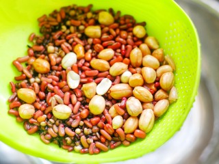 3、奶香红豆薏米杂粮粥,清洗干净。