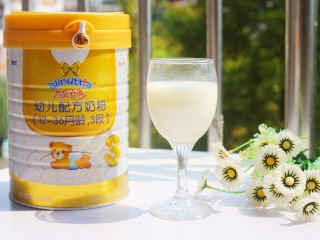 9、奶香红豆薏米杂粮粥,提前冲泡好奶粉。