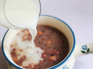 10、奶香红豆薏米杂粮粥,倒入粥中搅拌均匀。