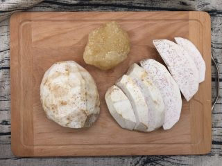 1、桂花芋泥,准备一个芋头。冰糖最好是碎的。